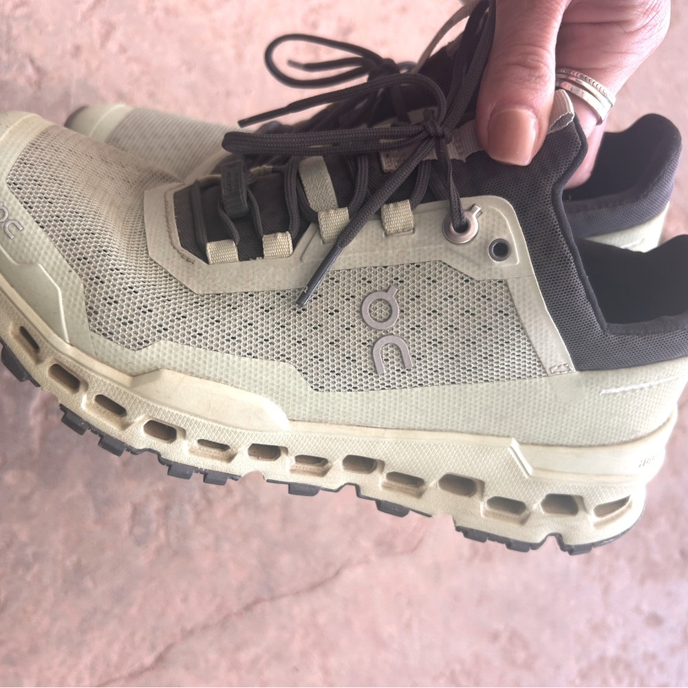 On cloud running shoes 6.5